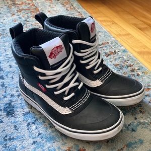 Vans Mid Snow boots, men’s size 6 US (7 women’s US)